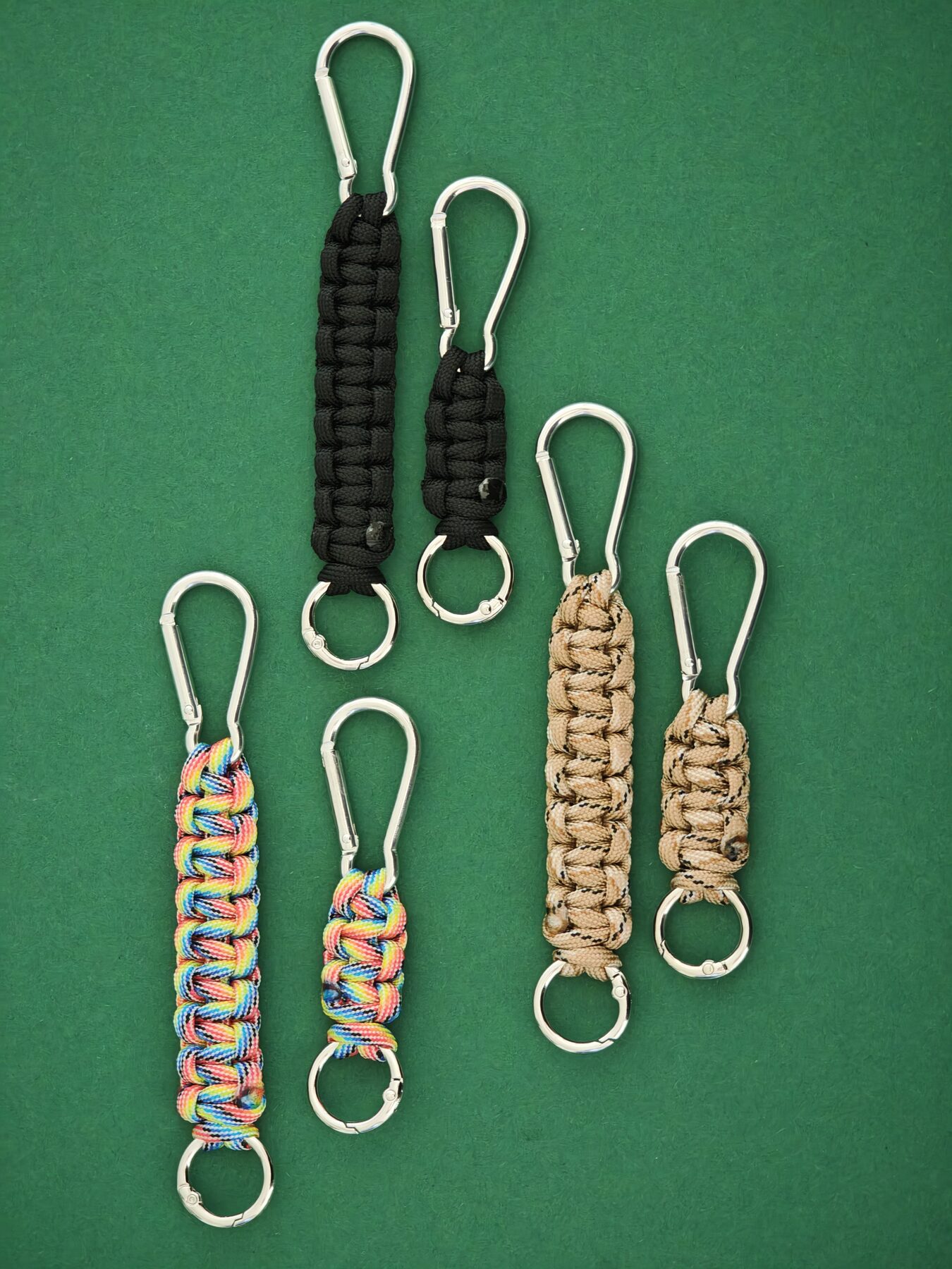 Ausgewählte HERNES Paracord Schlüsselanhänger in Farbpaaren